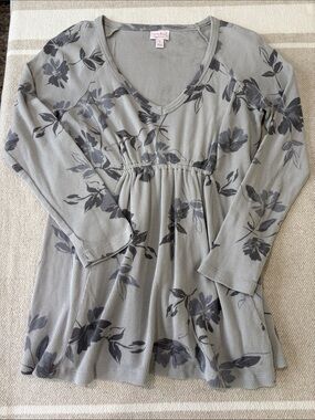 Isabel Maternity by Ingrid & Isabel Waffle Knit Gray Floral Maternity Top Size M